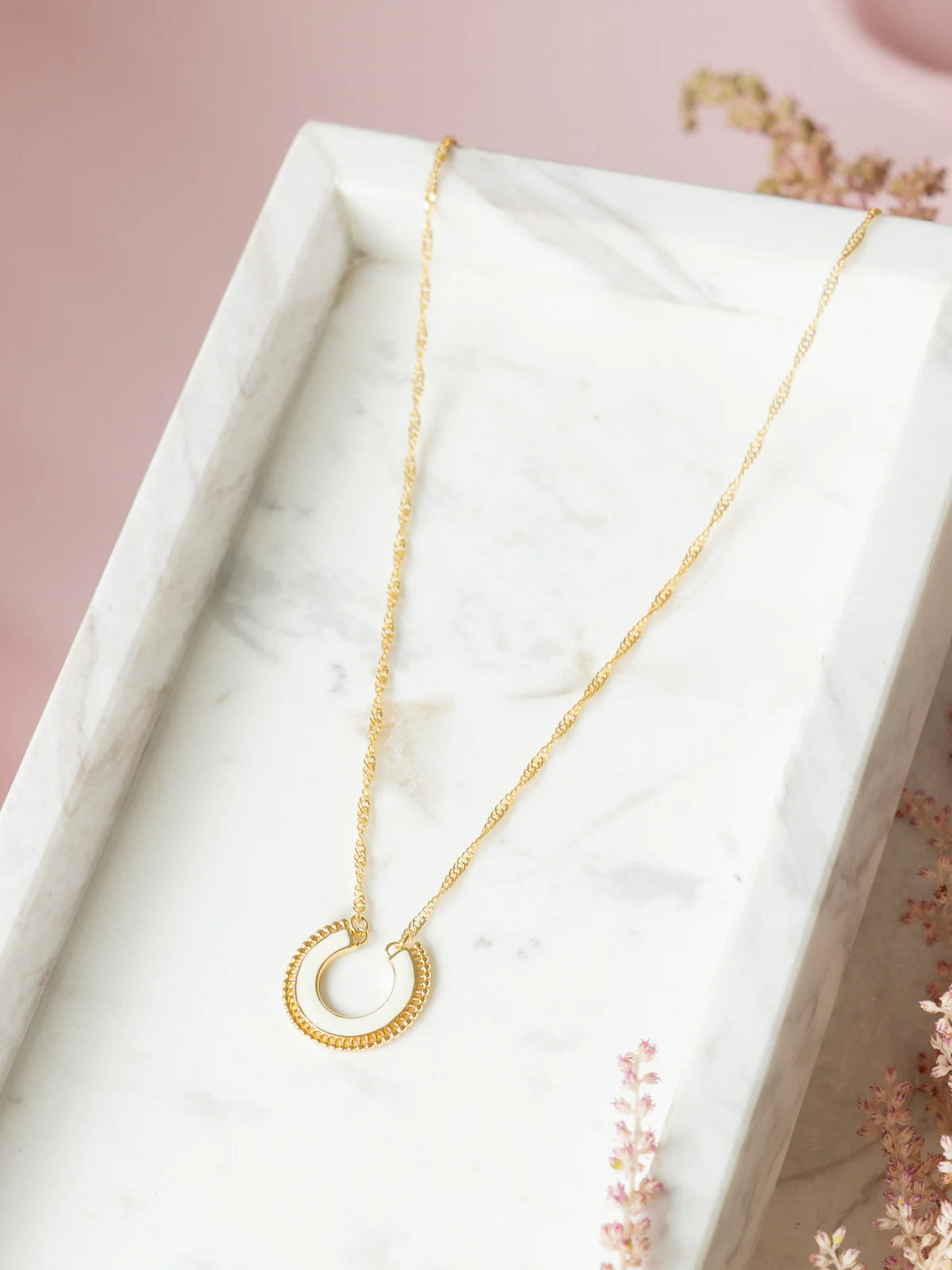 Lily creme necklace - Secrets by B